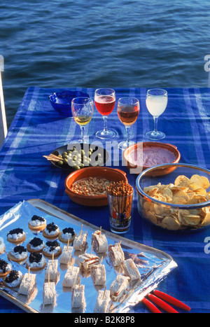 Happy-Hour Auswahl an Getränken und Snacks im Sommerhaus am See Pier in Schweden Stockfoto