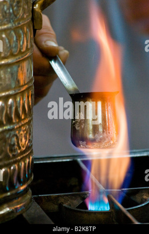 Zubereitung von Kaffee in einem Nafura ein traditionelles Kaffeehaus in der Altstadt von Damaskus-Syrien Stockfoto