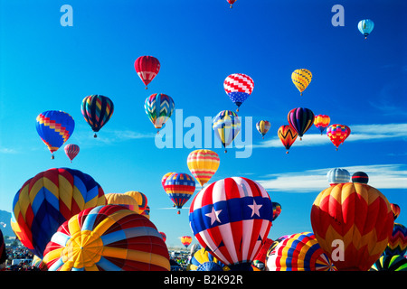 Hunderte von bunten Luftballons abheben beim Festival in Albuquerque, New Mexico Stockfoto