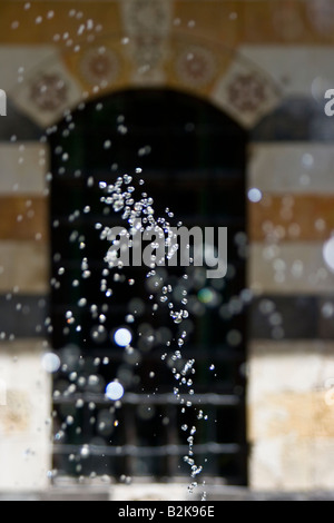 Wasser aus einem Brunnen in Azem Palast in der Altstadt von Damaskus-Syrien Stockfoto