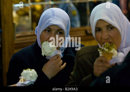 Frauen essen Eis aus Bekdach Eis Creme Stube in Hamidiyya Souk in Damaskus Syrien Stockfoto