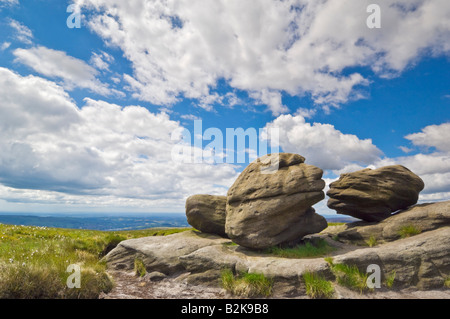 Wain Steinen bekannt als Kissing Steinen Bleaklow Dark Peak Peak-District-Nationalpark Derbyshire England UK GB EU Europa Stockfoto