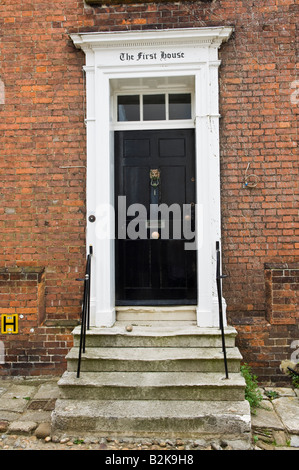 Das entsprechend benannte erste Haus vor dem ersten Haus in der historischen Meerjungfrau-Straße in Roggen in East Sussex Stockfoto