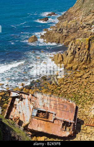 Überreste des rostigen Wracks der RMS Mulheim verkeilten sich in Castle Zawn, das im März 2003 in Cornwall England Großbritannien GB Europa zerstört wurde Stockfoto