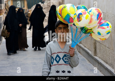 Muslimische Frauen tragen von Burka und junge verkaufen Ballons außerhalb Umayyad Moschee in Damaskus Syrien Stockfoto