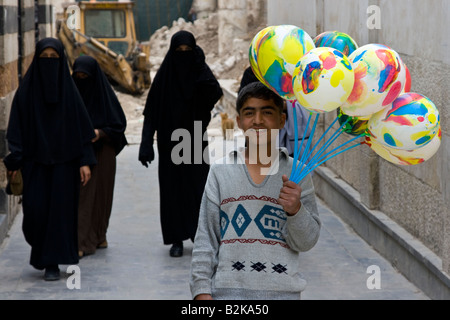 Muslimische Frauen tragen von Burka und junge verkaufen Ballons außerhalb Umayyad Moschee in Damaskus Syrien Stockfoto