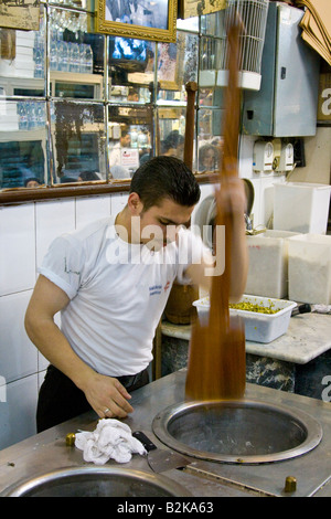 Hämmerte Eis in Bekdach eine Eisdiele in der Altstadt von Damaskus-Syrien Stockfoto