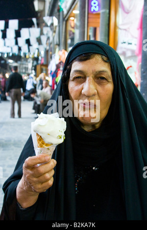 Muslimische Frau essen Eis aus Bekdach im Hamidiyya Souk in der Altstadt von Damaskus-Syrien Stockfoto