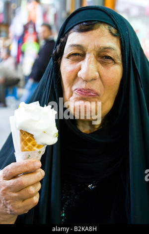 Muslimische Frau essen Eis aus Bekdach im Hamidiyya Souk in der Altstadt von Damaskus-Syrien Stockfoto