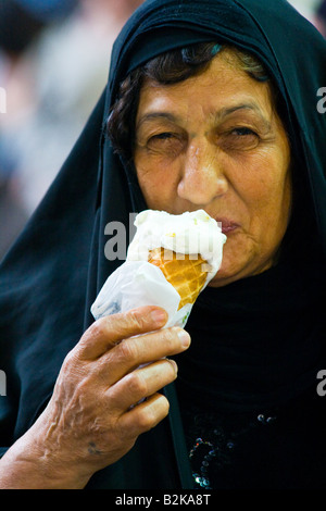 Muslimische Frau essen Eis aus Bekdach im Hamidiyya Souk in der Altstadt von Damaskus-Syrien Stockfoto