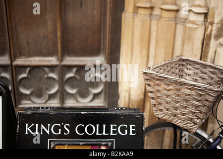 Fahrrad geparkt am Kings College in Cambridge, England, UK Stockfoto