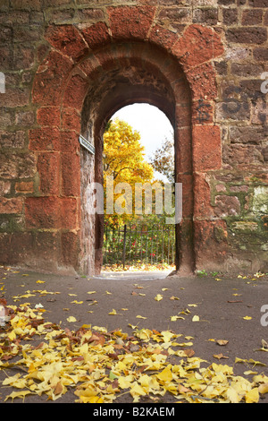 Römischen gewölbten Eingang von Northernhay Gärten in Rougemont Gärten in Exeter City, England, UK Stockfoto