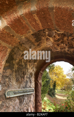 Römischen gewölbten Eingang von Northernhay Gärten in Rougemont Gärten in Exeter City, England, UK Stockfoto