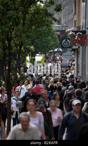 2008 HISTORISCHE MENSCHENMASSEN VON KÄUFERN OXFORD STREET LONDON ENGLAND GROSSBRITANNIEN Stockfoto