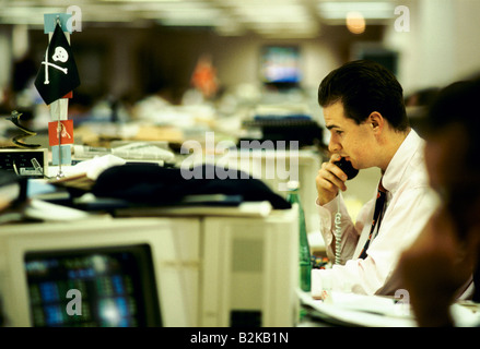 Eigenkapital-Anteil-Dealing-Desk an Warburgs Merchant Bank in der Londoner City in der 1980s 1990 Stockfoto