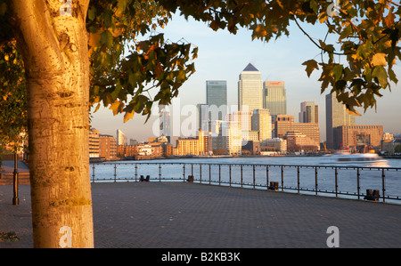 Blick auf die Isle of Dogs von Wapping in London Stadt England UK Stockfoto