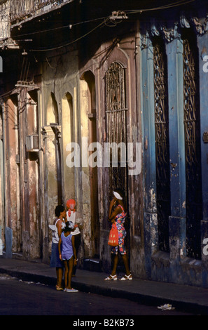 Frauen und Kinder in der Straße alte Stadt Havanna Kuba Stockfoto
