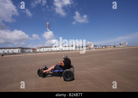 Man Kitesurfen Swansea Beach West Glamorgan Stockfoto