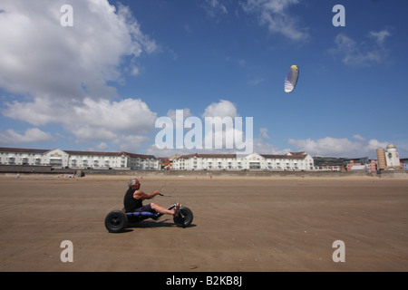 Man Kitesurfen Swansea Beach West Glamorgan Stockfoto