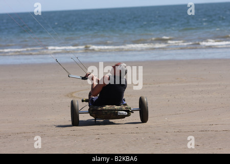 Man Kitesurfen Swansea Beach West Glamorgan Stockfoto