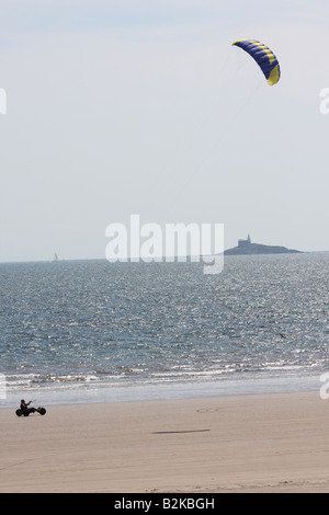 Man Kitesurfen am Strand Swansea Bay West Glamorgan Stockfoto