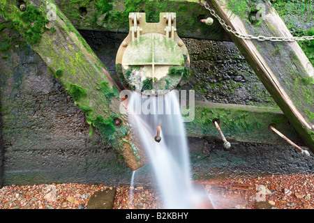 Abwasser Überlauf Steckdose strömen in die Themse, London City, England, UK. Stockfoto