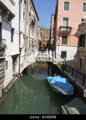 Gondoliere auf schmalen Kanal in Venedig Italien Stockfoto