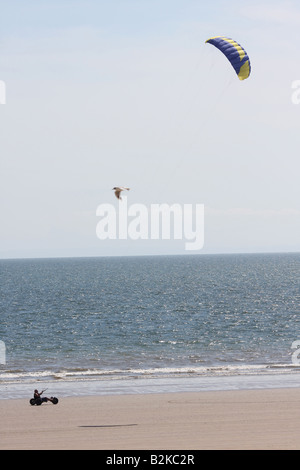 Man Kitesurfen am Strand Swansea Bay West Glamorgan Stockfoto