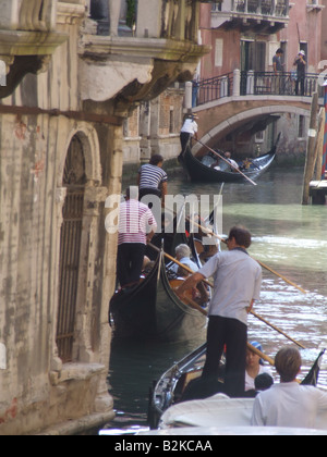 Gondoliere Boote auf schmalen Kanal in Venedig Italien Stockfoto