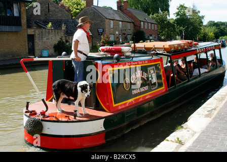 Kanal Boot Reise Schiff am Grand Union Canal bei Stoke Bruerne Northamptonshire, England Stockfoto