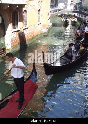 Gondoliere Boote auf schmalen Kanal in Venedig Italien Stockfoto