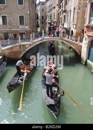 Gondoliere Boote auf schmalen Kanal in Venedig Italien Stockfoto