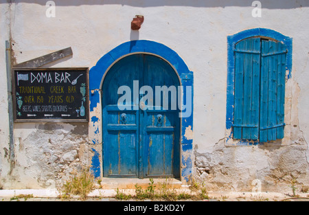 Blauen Tür- und Fensterläden in traditionellen Dorfhaus in Malia Altstadt auf der griechischen Mittelmeer Insel von Kreta GR EU Stockfoto