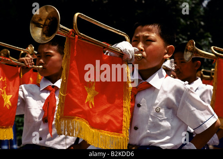 JUNGE SPIELT TROMPETE IN PEKING TIENANMEN-PLATZ Stockfoto