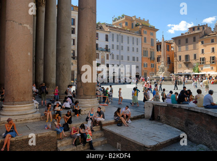 Ein schönen Blick auf Piazza della Rotonda und Menschen sind entspannend auf der Schattenseite des Pantheon, Rom, Latium, Italien, Europa. Stockfoto