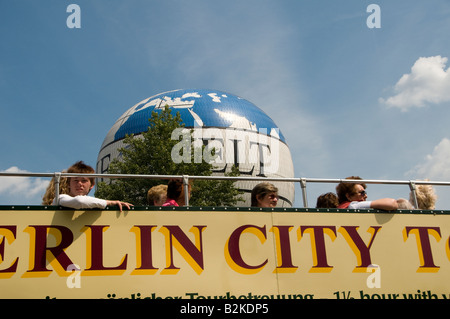 Touristen besichtigen die Stadt mit einem Hop-on-Hop-off-Doppeldecker-Tourbus in der Innenstadt von Berlin Stockfoto