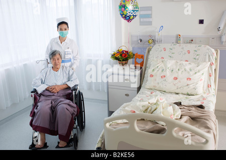 Porträt einer weiblichen Krankenschwester kümmert sich um eine Patientin Stockfoto