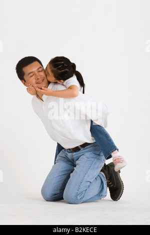 Seitenansicht eines Mädchens Reiten Huckepack auf ihren Vater Stockfoto