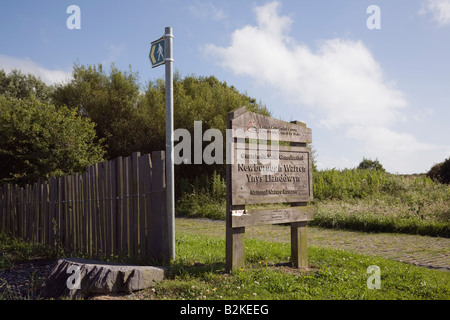 Ortseingangsschild Newborough Anglesey North Wales UK Newborough Warren National Nature Reserve und Wanderweg Stockfoto