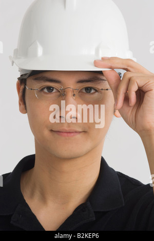 Porträt eines männlichen Architekten tragen einen Helm Stockfoto