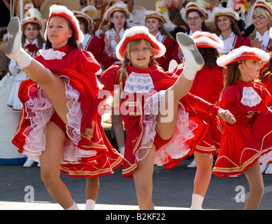 Tänzerinnen und Tänzer aus der Fastnacht Society of Chicago durchführen bei einem deutschen Maifeiertag festival Stockfoto