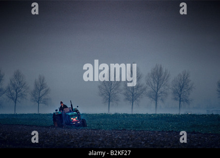 VAN GOGH LANDWIRT MIT TRAKTOR INS LAND DER ARBEIT AUF DEM LANDE IN DER NÄHE VON DEN HAAG 1989 Stockfoto