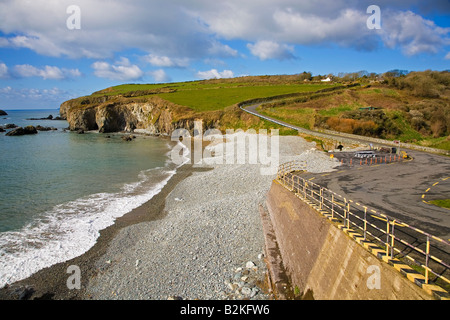 Die Küstenstraße vorbei Ballyvooney Cove in der Copper Coast Geopark, Grafschaft Waterford, Irland Stockfoto