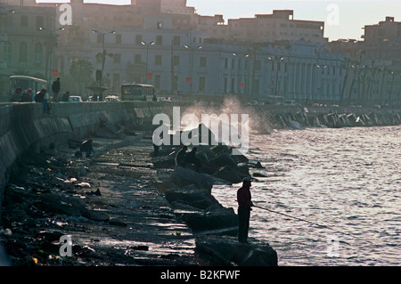 Ansicht der Männer Angeln mit Stangen und das Leben am Ufer des Flusses Nil Ägypten Stockfoto