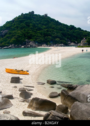 2 Kajaks auf einem Sandstreifen auf Koh Nang Yuan Insel in Thailand Stockfoto