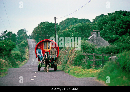 SÜDLICHEN IRLAND CO KERRY HALBINSEL DINGLE ZOLL WOHNWAGEN AUF LANDSTRAßE 1991 Stockfoto