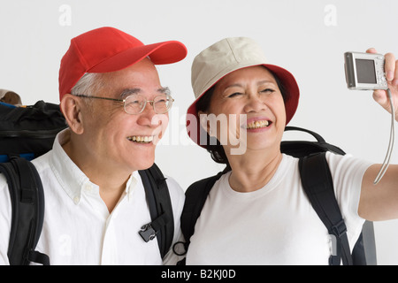 Nahaufnahme von einem älteren Mann und eine reife Frau, die sich selbst fotografieren Stockfoto