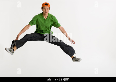 Porträt eines jungen Mannes springen Stockfoto
