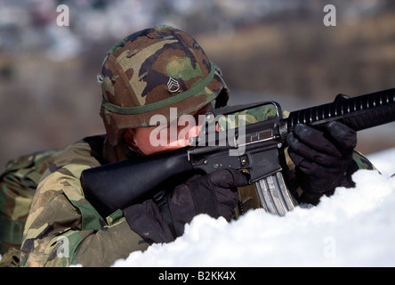 US-Soldat auf Manöver im Feld Stockfoto