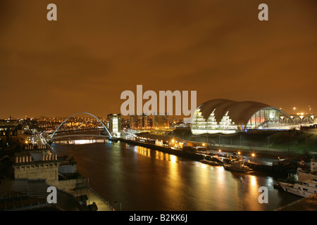 Stadt von Newcastle, England. Auf der Dachterrasse Blick auf den Fluss Tyne, Salbei, Baltic Centre und die Millennium Bridge. Stockfoto